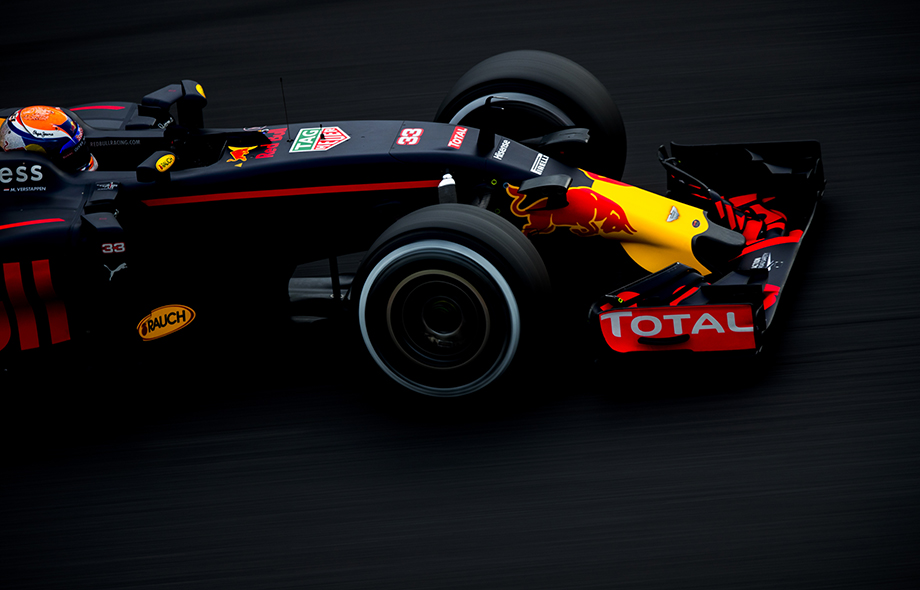 Max Verstappen of Netherlands and Red Bull Racing drives his RB12 during practice prior qualifying for the Japanese Formula One Grand Prix at Suzuka Circuit on October 08, 2016 in Suzuka, Japan.