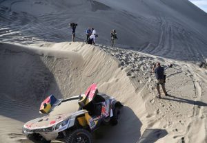 Dakar 2018-Chặng 5-Sebastian Loeb dừng cuộc chơi, Peterhansel tạo khoảng cách lớn