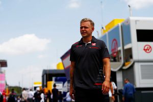 Kevin Magnussen bị cảnh cáo do cản Charles Leclerc