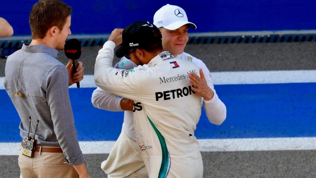 Hai tay đua Mercedes chúc mừng nhau ở Phân hạng GP nước Nga 2018