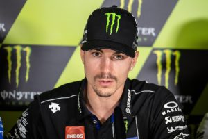 Maverick Vinales đòi phạt Jorge Lorenzo, Valentino Rossi dửng dưng