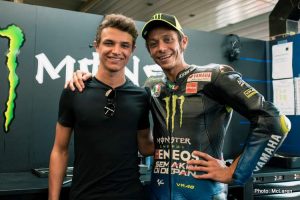 Valentino Rossi ‘hứa tặng’ cho Lando Norris một chiếc nón chính hiệu