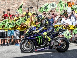 Valentino Rossi lái M1 từ nhà đến trường đua Misano