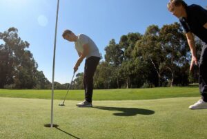 (Sergio Perez) xem tớ đánh golf có giống vận động viên chuyên nghiệp không?