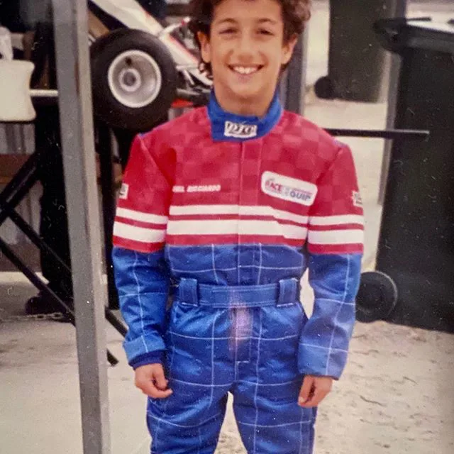 (Daniel Ricciardo) Không nhớ hồi đó mình ăn mặc thế này để đua kart hay đua ngựa nữa