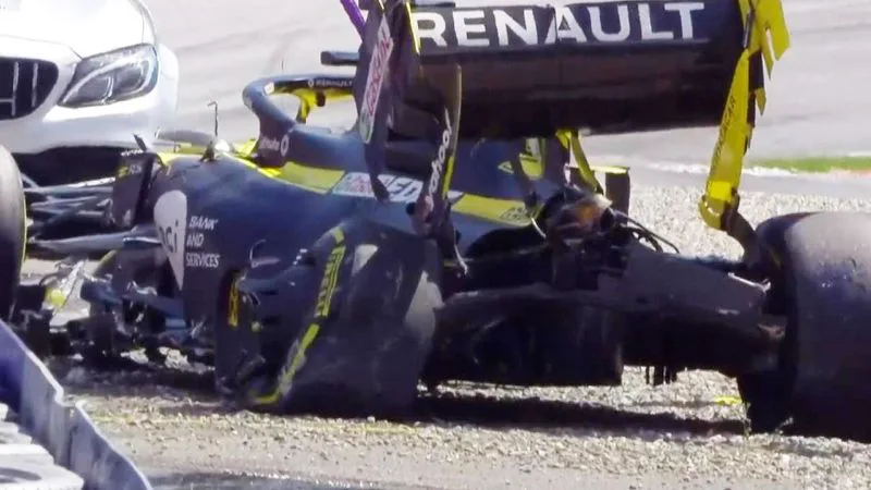 Daniel Ricciardo bị bầm đầu gối do bất cẩn bước vào xe