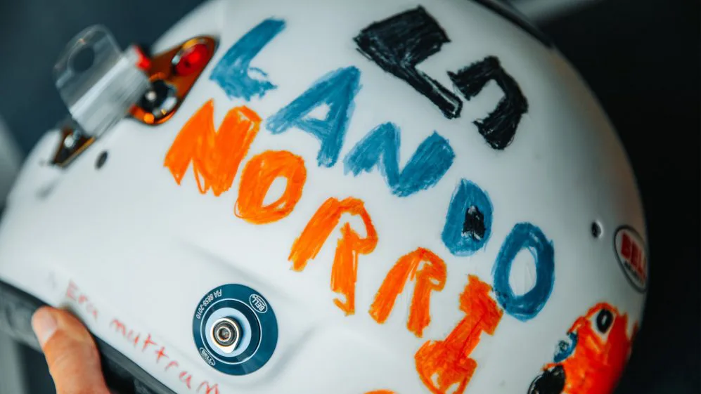 Bé 6 tuổi vẽ nón Silverstone cho Lando Norris