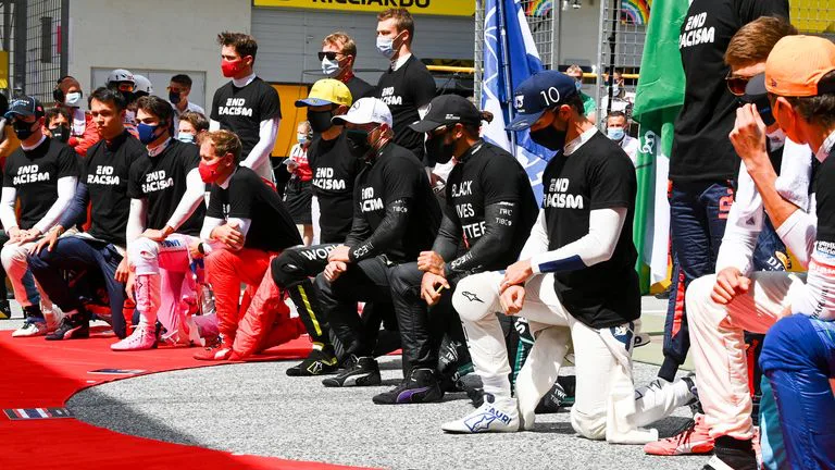 Chỉ còn 16 tay đua tham gia nghi thức anti-racism ở GP Steiermark