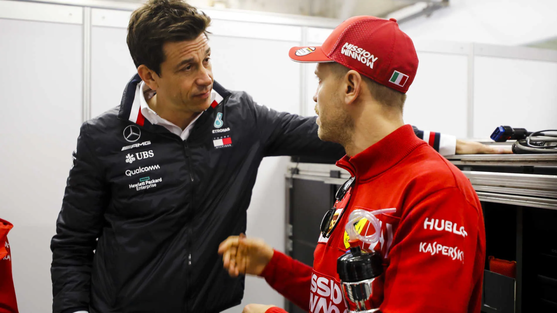 Toto Wolff khẳng định không liên quan đến câu chuyện Aston Martin-Sebastian Vettel