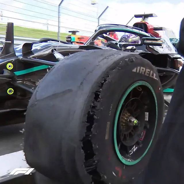 Lewis Hamilton nghĩ bị nổ lốp là do cán mảnh vỡ từ xe Kimi Raikkonen