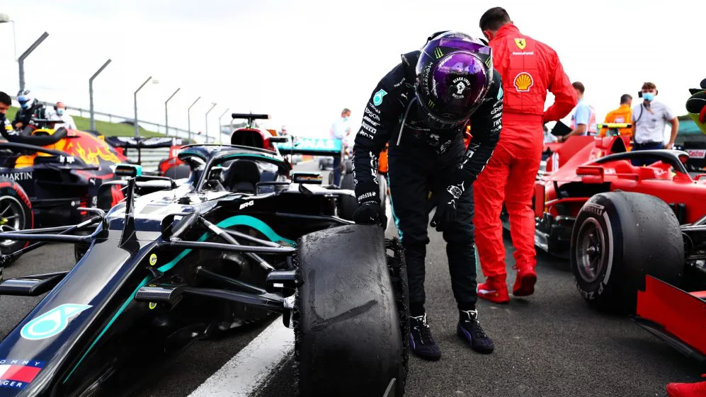 Bị bể bánh ở vòng cuối, Lewis Hamilton vẫn kịp chiến thắng GP nước Anh 2020