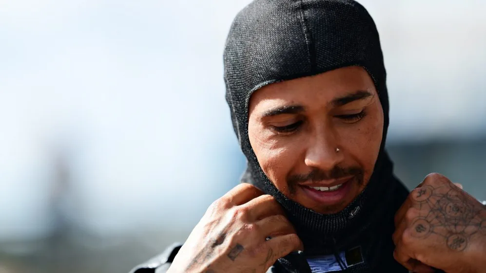 Lewis Hamilton chưa vội ký hợp đồng mới vì muốn bày tỏ cảm thông với những người bị mất việc vì đại dịch covid-19