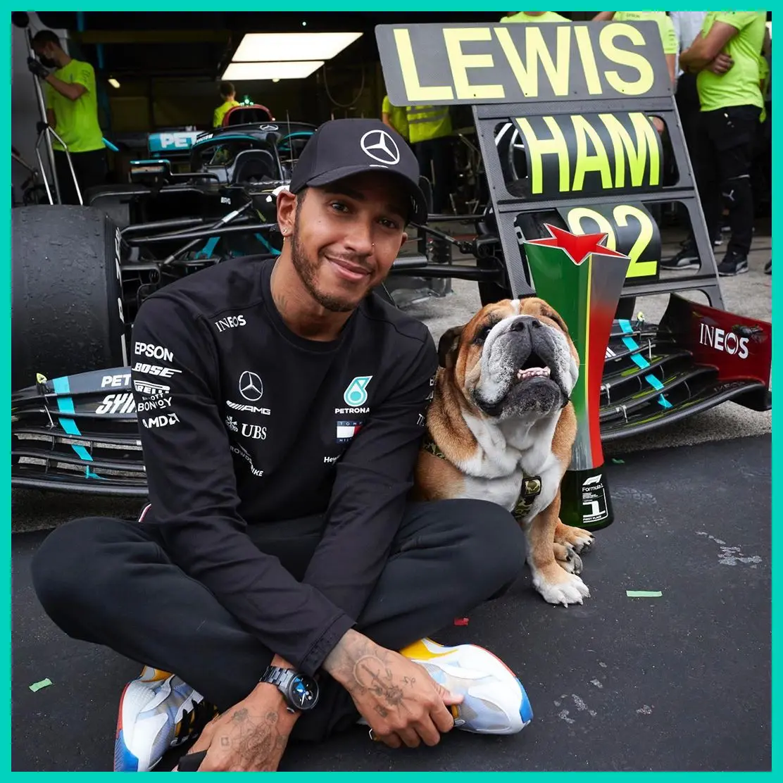 (Ngoài trường đua) Lewis Hamilton chia sẻ kỷ lục với ‘cậu bạn thân’