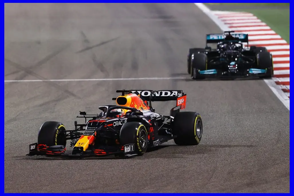 Max Verstappen muốn bị phạt chứ không muốn trả lại vị trí cho Lewis Hamilton