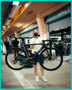 (28/03) Valtteri Bottas: Cuối cùng cũng đã sở hữu một em @nplusbikes_ @mercedesamgf1 V12 Carbon Edition Road Bike