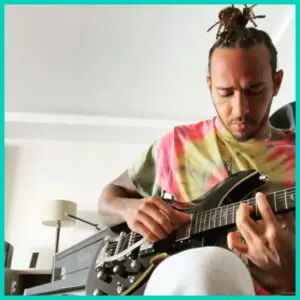 (25/04) Lewis Hamilton: Trổ tài guitar