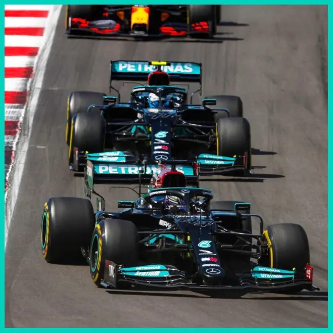 2 tay đua Mercedes ở mùa giải F1 2021