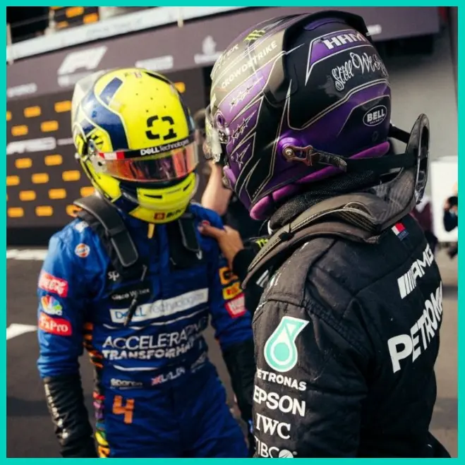 Lewis Hamilton đội chiếc nón bảo hiểm Bell màu tím trong mùa giải F1 2021