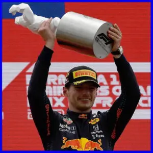 Max Verstappen bị hỏng radio trước khi đánh bại Lewis Hamilton ở vòng đua áp chót