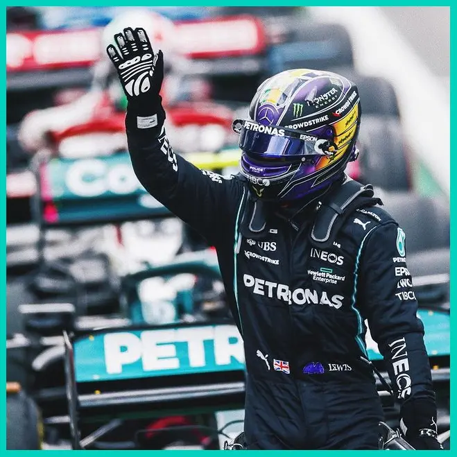 Lewis Hamilton ở chặng đua GP Sao Paulo 2021 Lewis Hamilton ở chặng đua GP Sao Paulo 2021