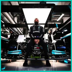 Một ngày sau khi xin lỗi anh thợ thay lốp, Lewis Hamilton lại phải xin lỗi Mercedes vì sai lầm sơ đẳng trong đường pit