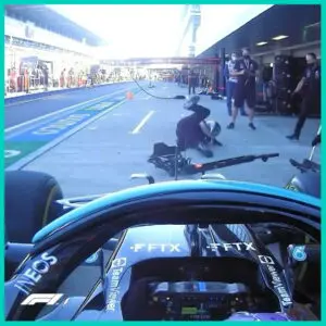 Lewis Hamilton tông ngã một thợ thay lốp của Mercedes ở phiên chạy FP2