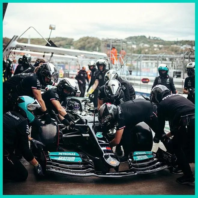 Đội đua Mercedes cố gắng sửa chiếc xe của Lewis Hamilton ở phân hạng GP Nga 2021