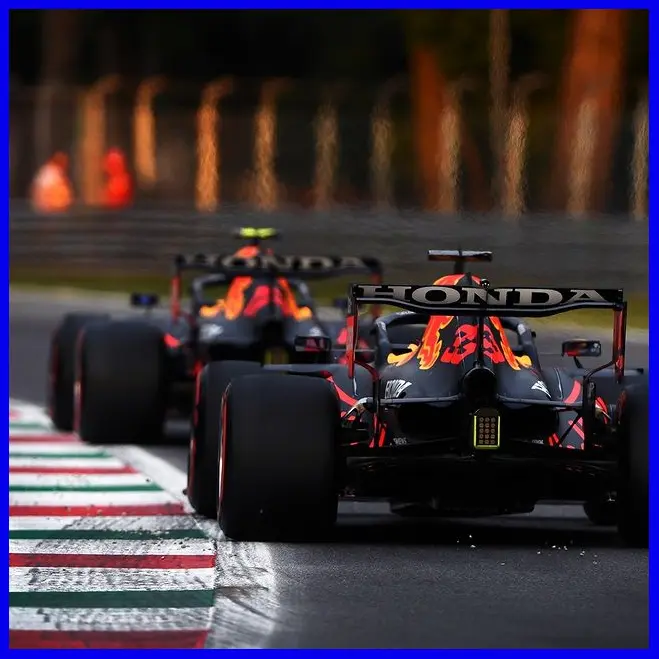 Hai chiếc Red Bull nối đuôi nhau ở Monza 2021