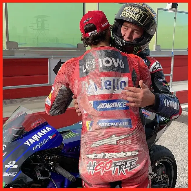 Francesco Bagnaia chúc mừng Fabio Quartararo đoạt chức vô địch MotoGP 2021