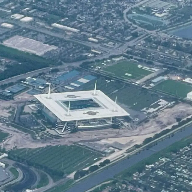 Trường đua Miami quanh sân vận động Hard Rock Stadium vẫn đang được xây dựng