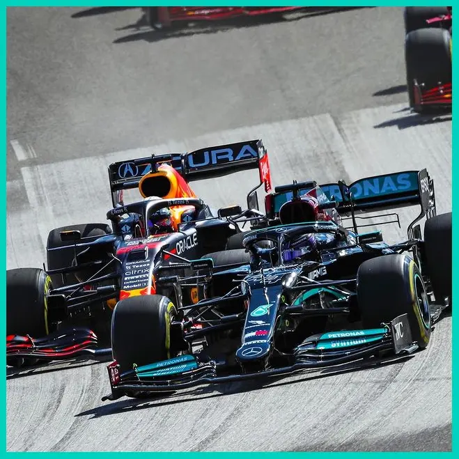 Lewis Hamilton vượt Max Verstappen ở pha xuất phát GP Mỹ 2021