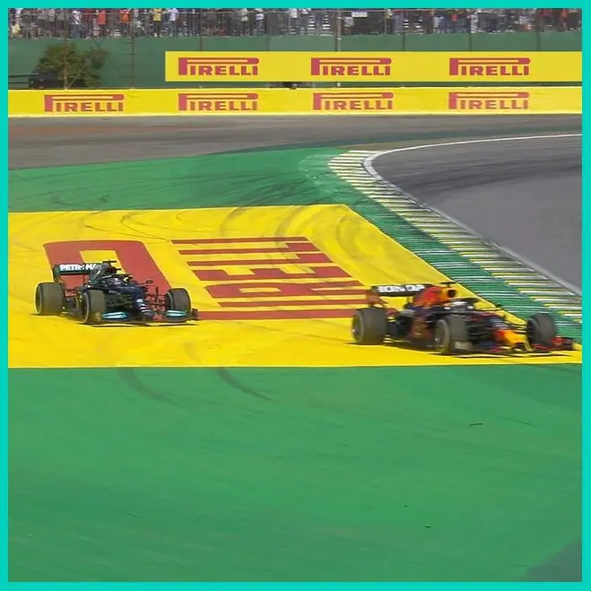 Tình huống cả Max Verstappen và Lewis Hamilton đều bị trượt ra ngoài đường đua ở vòng 48