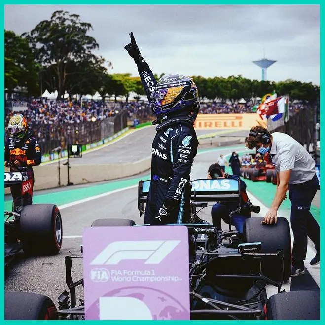 Lewis Hamilton bị điều tra sau khi chiến thắng cuộc đua phân hạng truyền thống GP Sao Paulo 2021