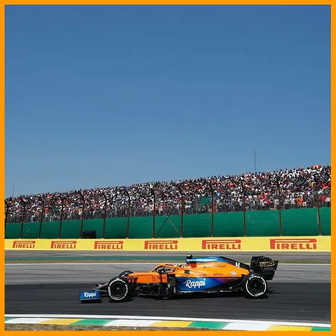 Tay đua Lando Norris của đội đua Mclaren ở chặng đua GP Sao Paulo 2021