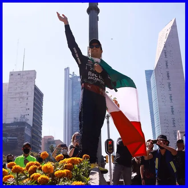Sergio Perez tham gia một sự kiện trước chặng đua GP Mexico 2021