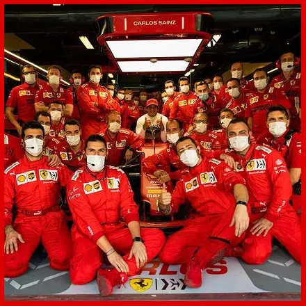 Carlos Sainz chụp hình lưu niệm với Ferrari ở Abu Dhabi 2021