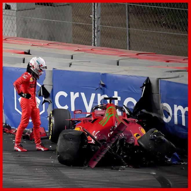 Charles Leclerc sau khi thoát ra khỏi chiếc xe Ferrari