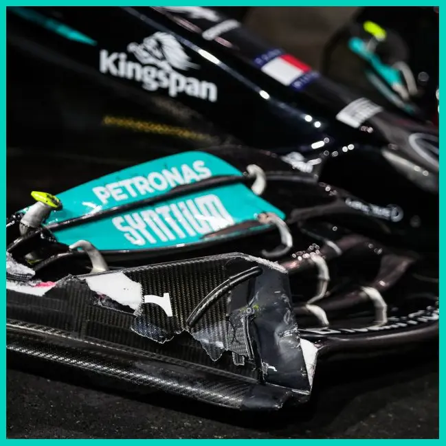 Logo Kingspan trên xe của Lewis Hamilton ở chặng đua GP Ả Rập Saudi 2021