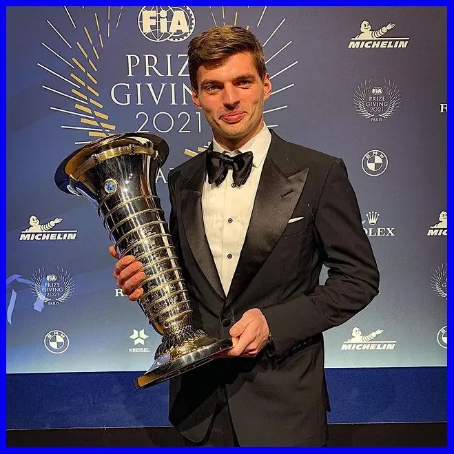 Max Verstappen nhận cúp vô địch ở lễ trao giải FIA Gala 2021