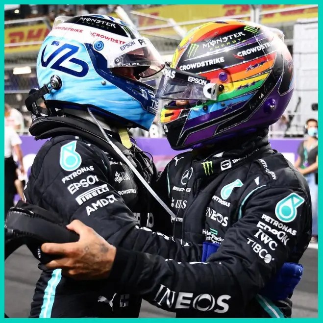 Lewis Hamilton và Valtteri Bottas ăn mừng chiến thắng 1-2 ở buổi đua phân hạng GP Ả Rập Saudi 2021