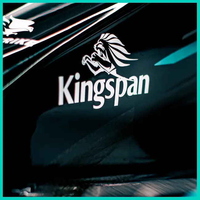 Logo Kingspan trên xe Mercedes