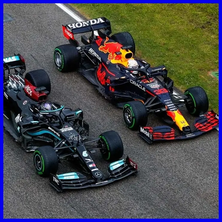 Mercedes và Red Bull đang cạnh tranh quyết liệt ở cả trên đường đua lẫn ở hậu trường
