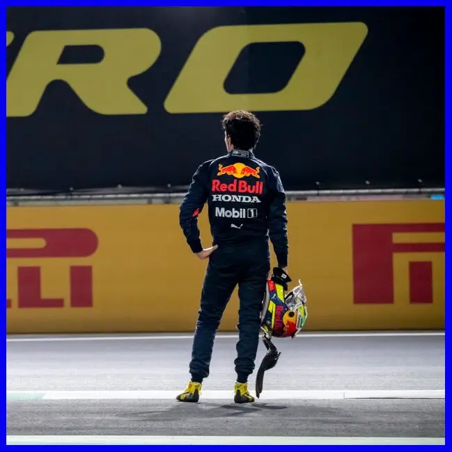 Dáng vẻ thất thần của Sergio Perez sau khi phải bỏ cuộc sớm ở GP Ả Rập Saudi 2021