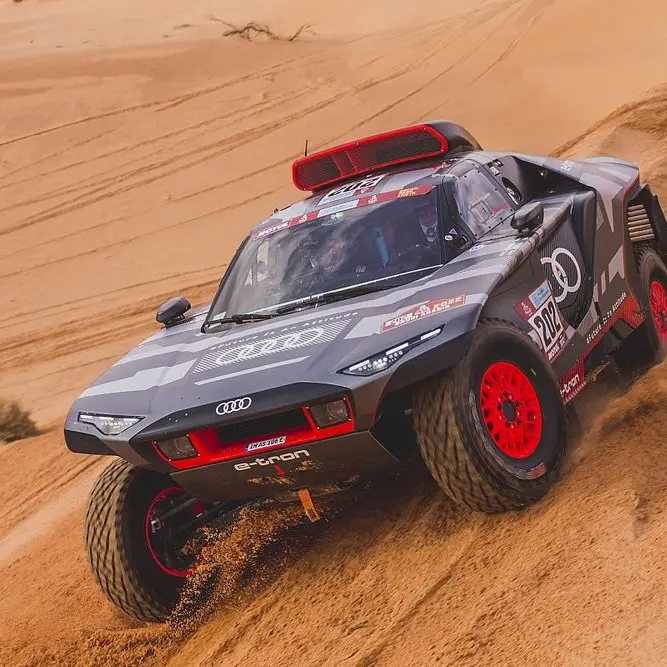 Chiếc xe Audi của Carlos Sainz tung hoành ở chặng 3 Dakar Rally 2022