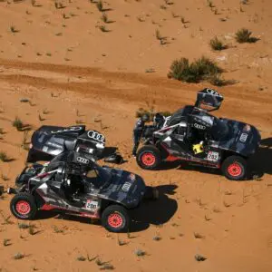 Dakar 2022 chặng 5, Petrucci có chiến thắng chặng đầu tiên, Peterhansel giúp Carlos Sainz sửa xe