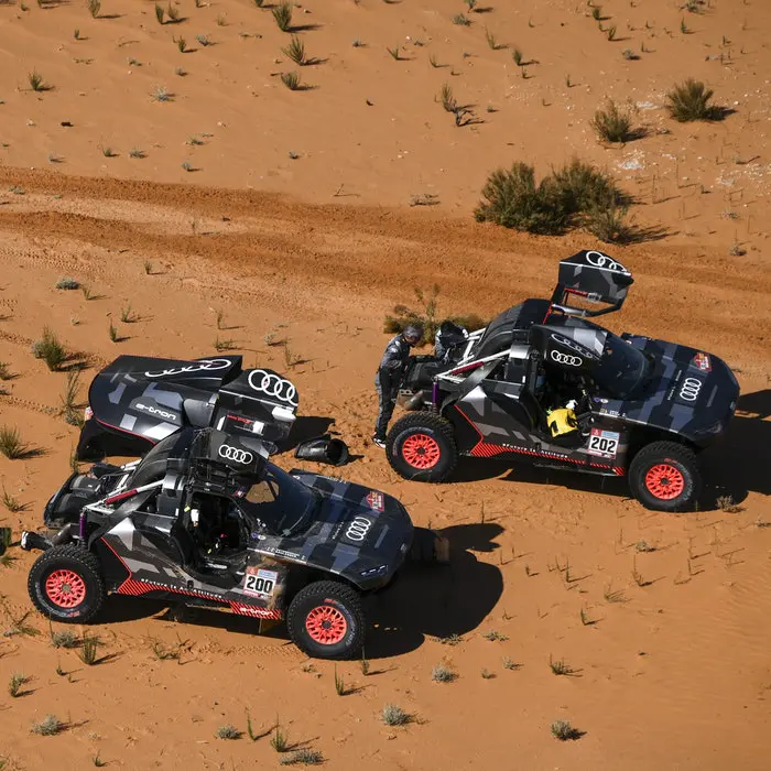 Các tay đua Audi giúp nhau sửa xe giữa sa mạc Dakar Rally