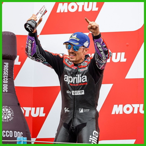 Maverick Vinales ăn mừng podium chặng đua TT Assen 2022