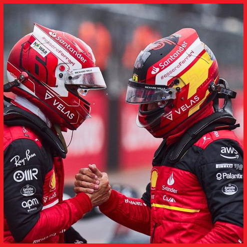 Carlos Sainz (phải) và Charles Leclerc ăn mừng kết quả phân hạng 1-3 GP Anh 2022