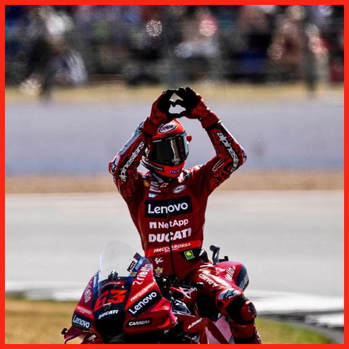 Francesco Bagnaia ăn mừng chiến thắng chặng đua MotoGP Anh 2022