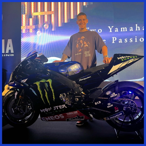 Fabio Quartararo bên chiếc xe Yamaha M1 2021